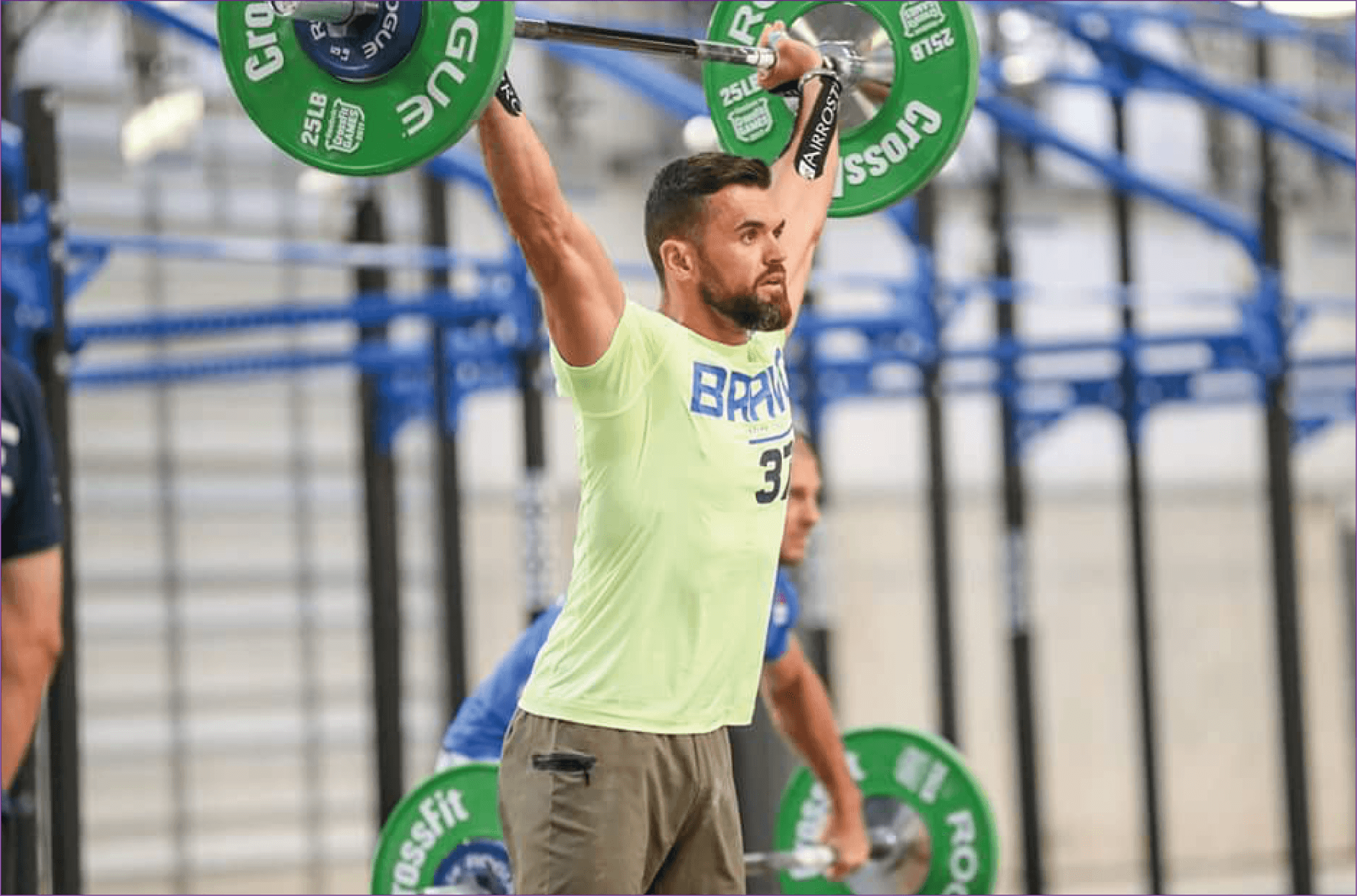 hombre alzando pesas